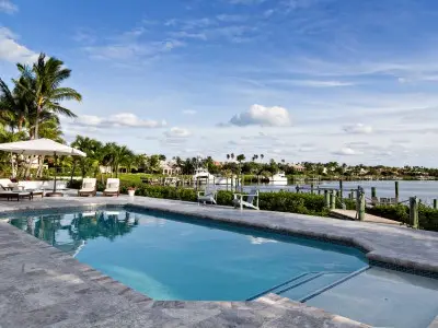 Harbor Circle - Pool Deck