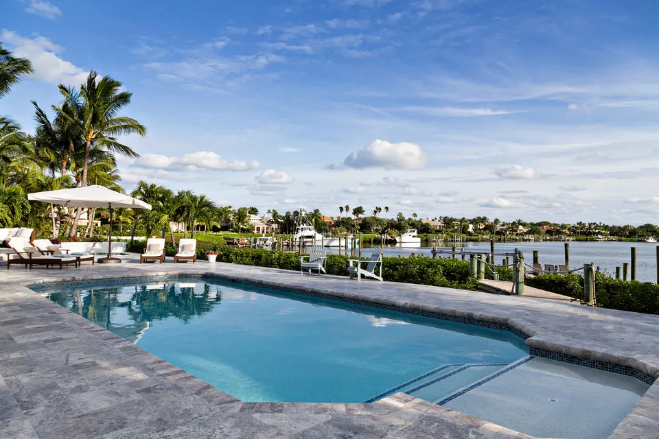 Harbor Circle - Pool Deck